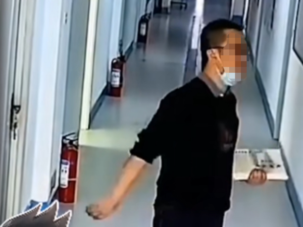 學校視頻監控系統記錄下的他笑了，你呢？